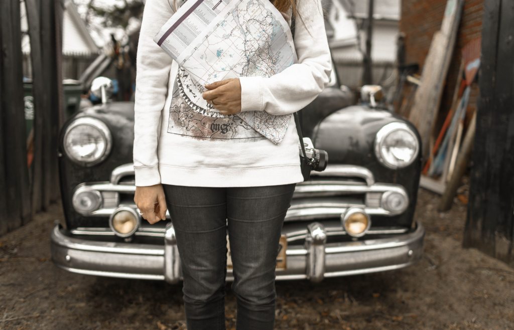 girl-next-to-vintage-car-with-map-vintage-photoshoot
