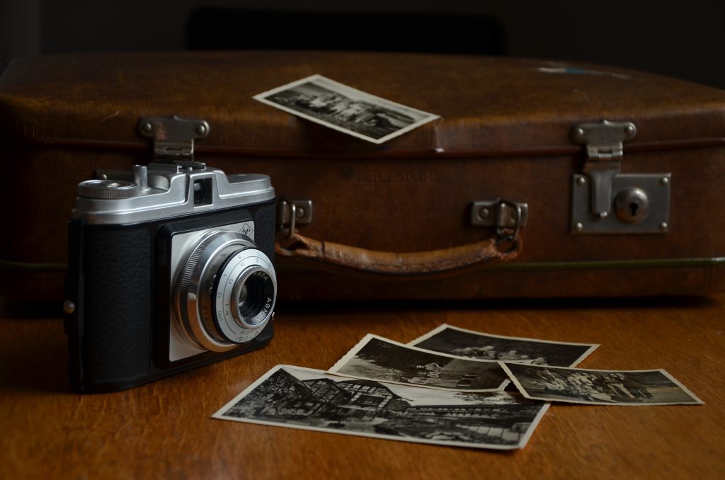 vintage-camera-and-vintage-suitcase-at-antique-market-for-photoshoot